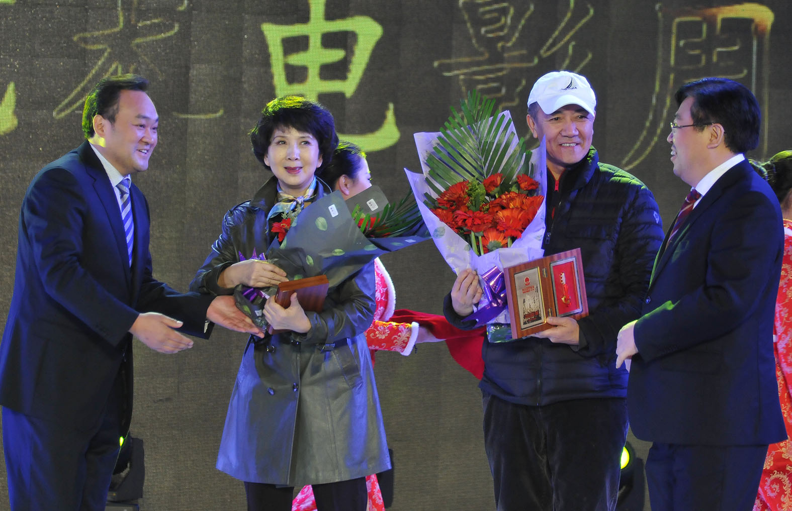 "荣誉市民:吴海燕,李幼斌